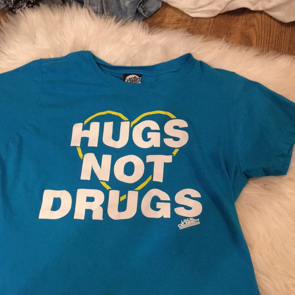 ‘hugs not drugs’ tee shirt